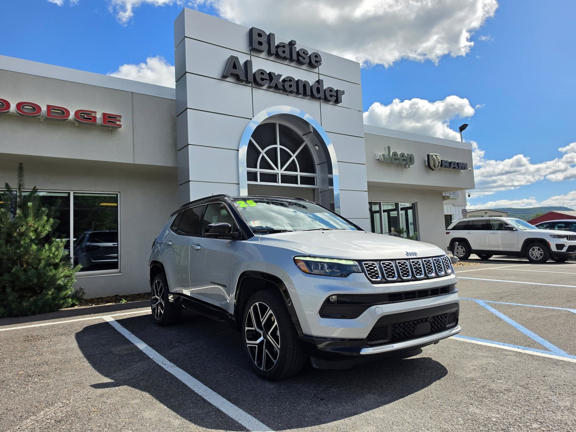 2025 Jeep Compass Limited — photo 1 of 37