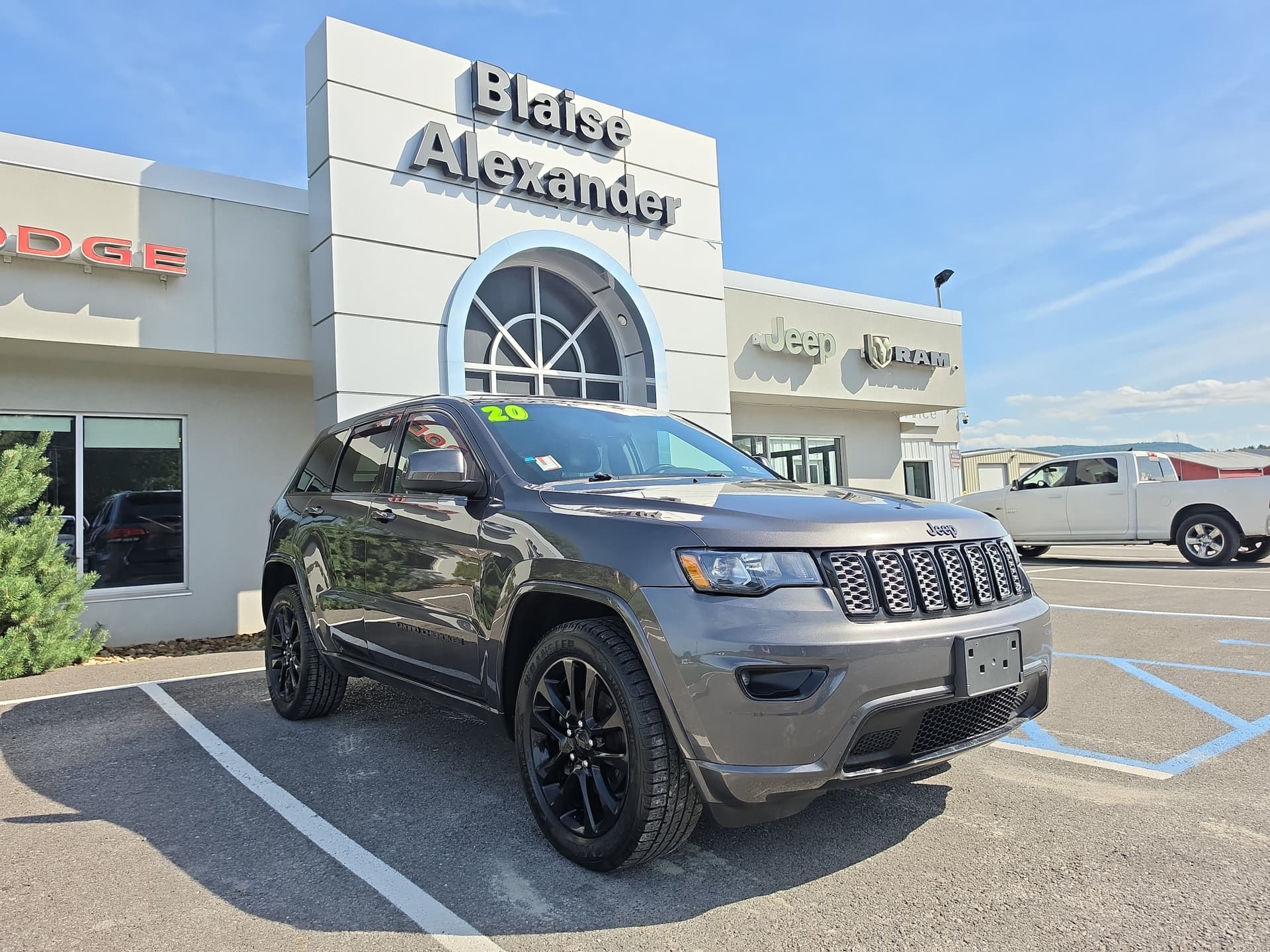 2020 Jeep Grand Cherokee Altitude — photo 1 of 34