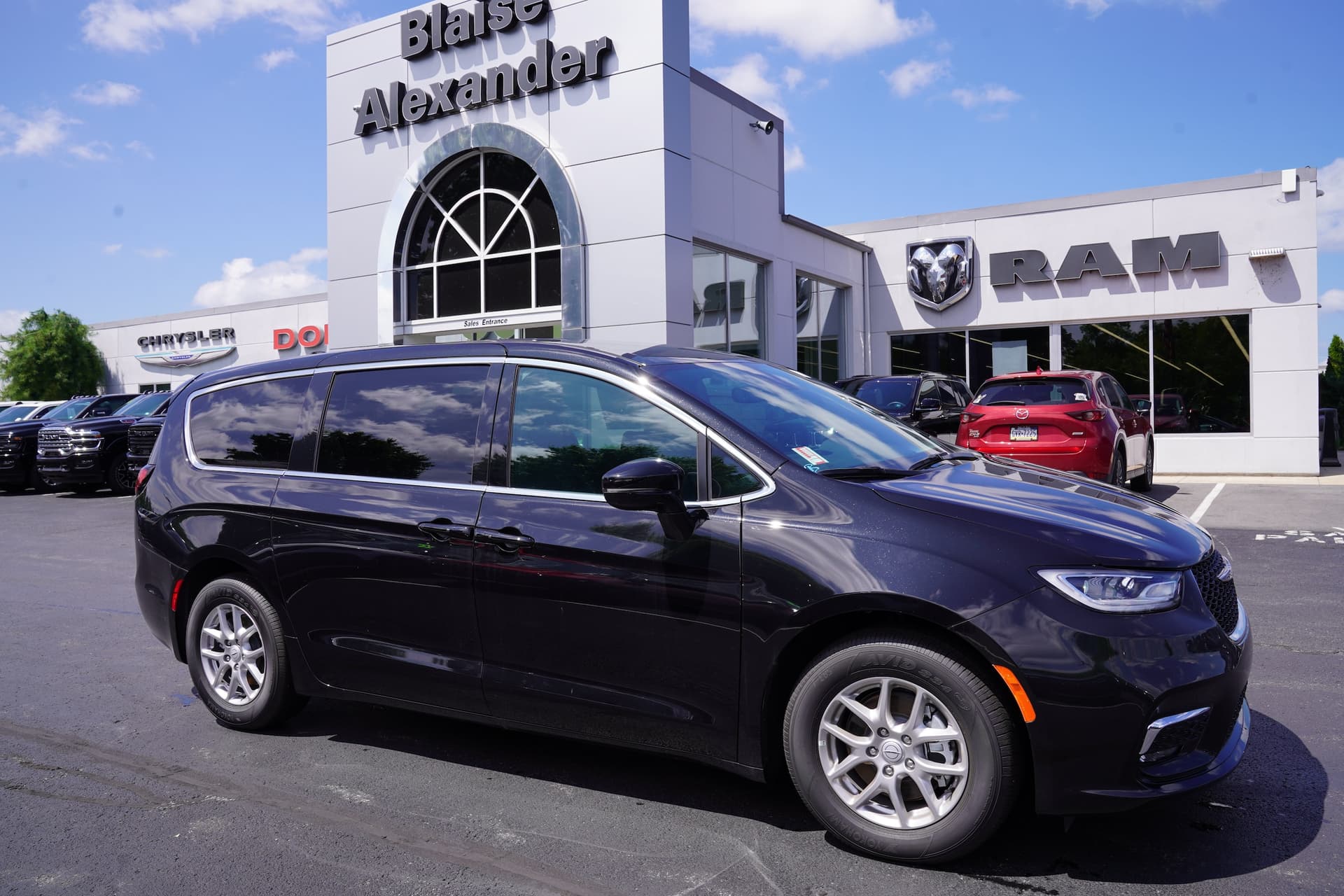 2026 Chrysler Pacifica SELECT — photo 1 of 30