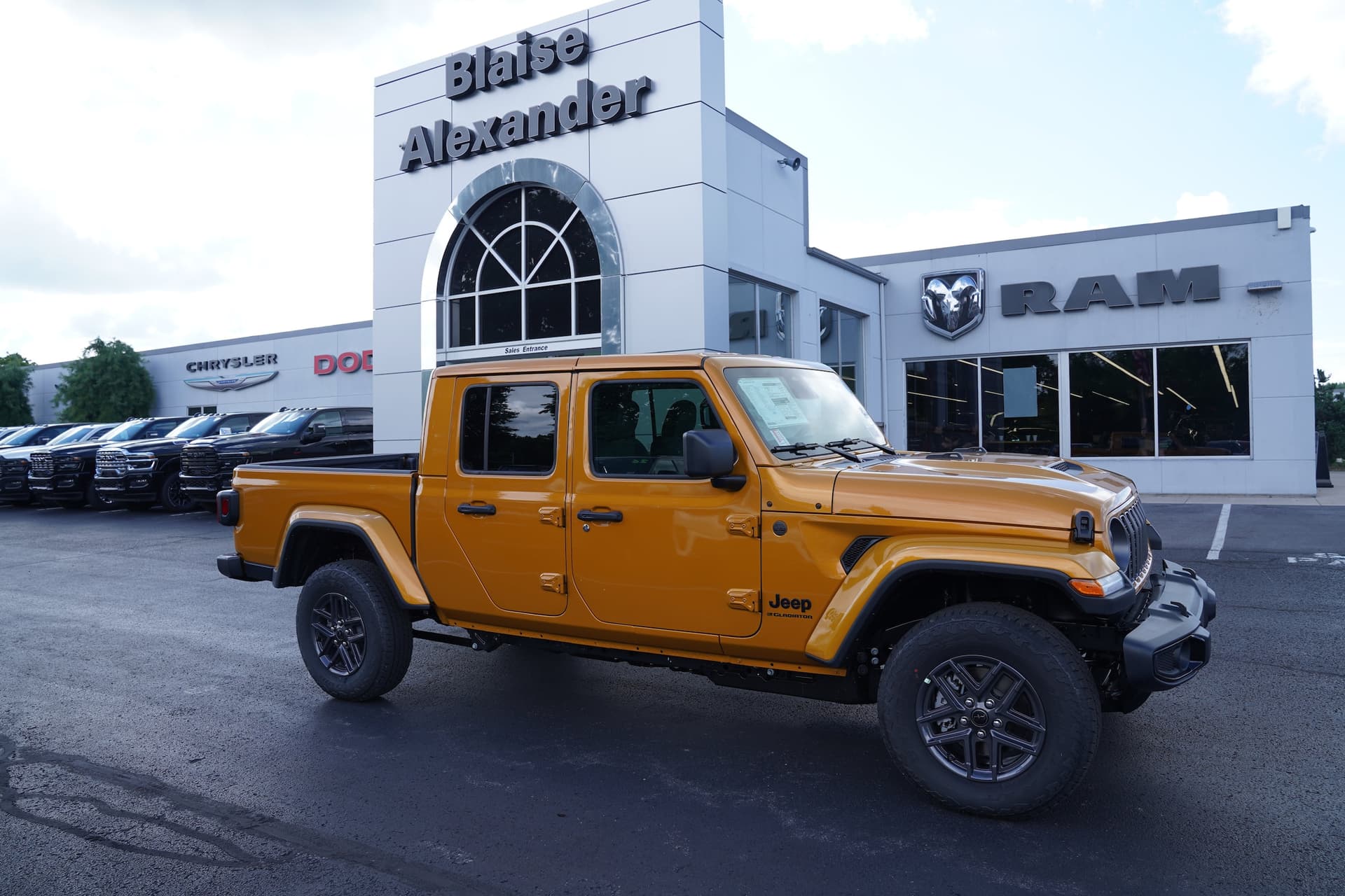 2026 Jeep Gladiator SPORT S 4X4 — photo 1 of 40