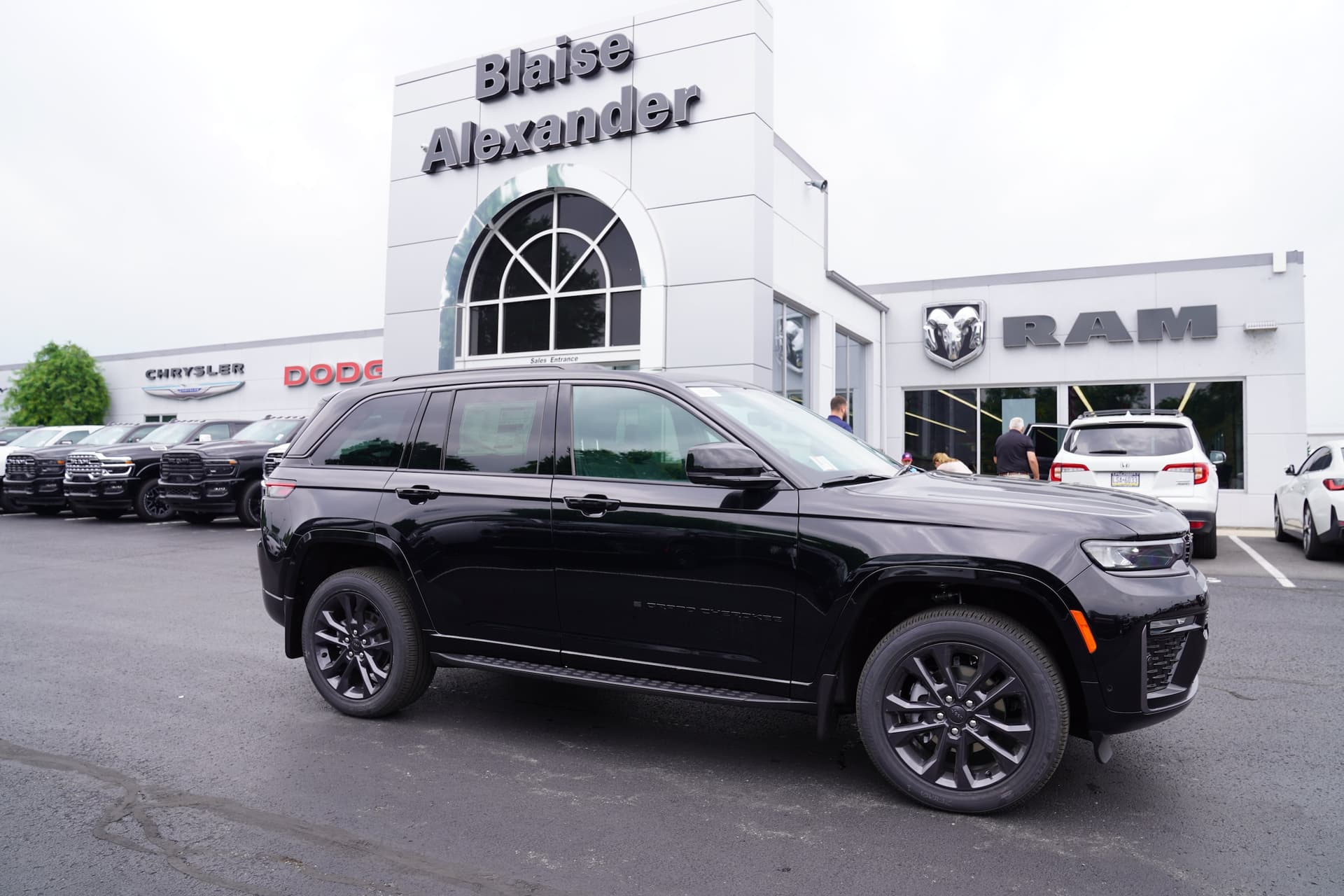 2026 Jeep Grand Cherokee LIMITED RESERVE 4X4 — photo 1 of 44