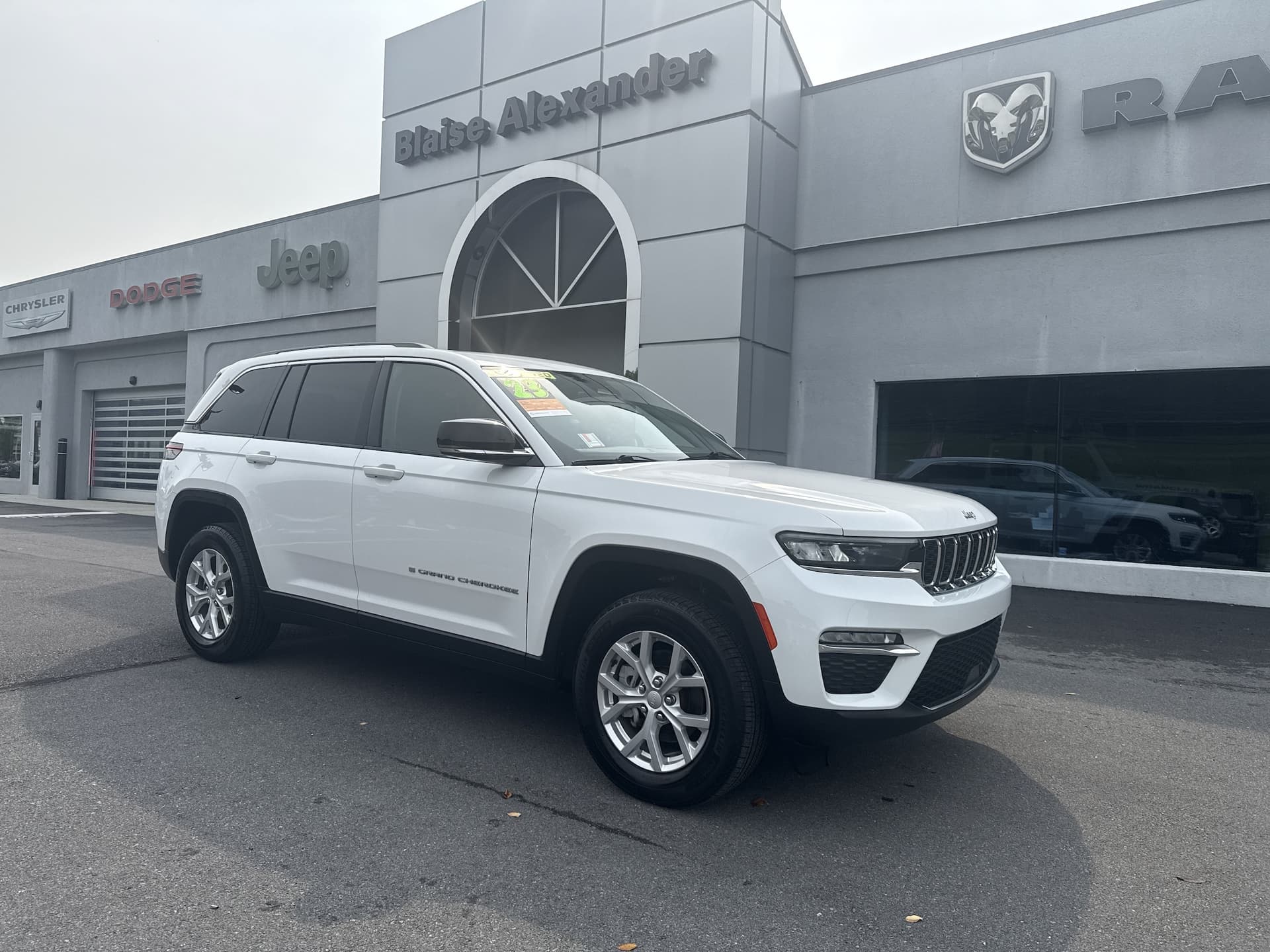 2023 Jeep Grand Cherokee Limited — photo 1 of 30