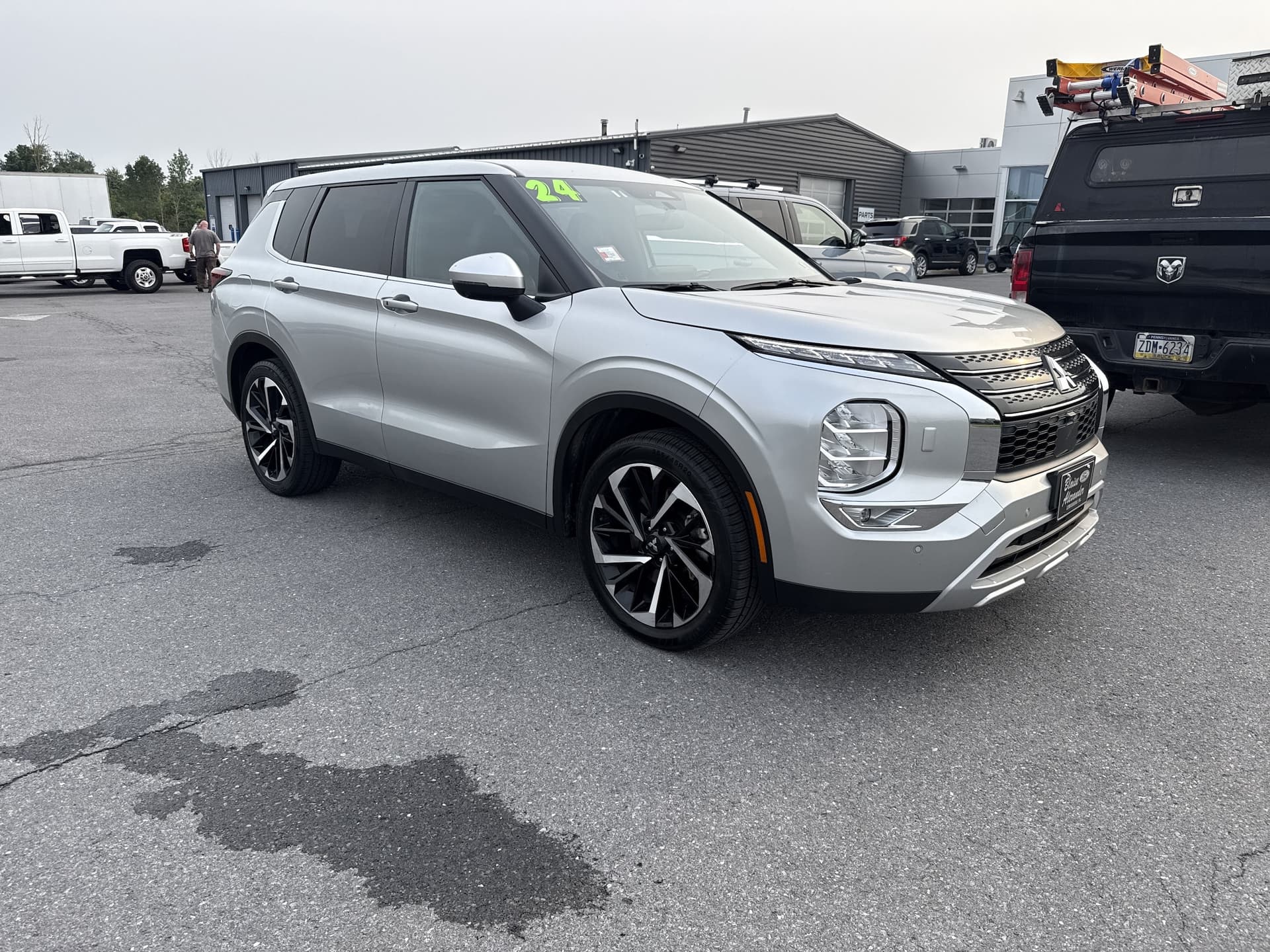 2024 Mitsubishi Outlander SE — photo 1 of 32