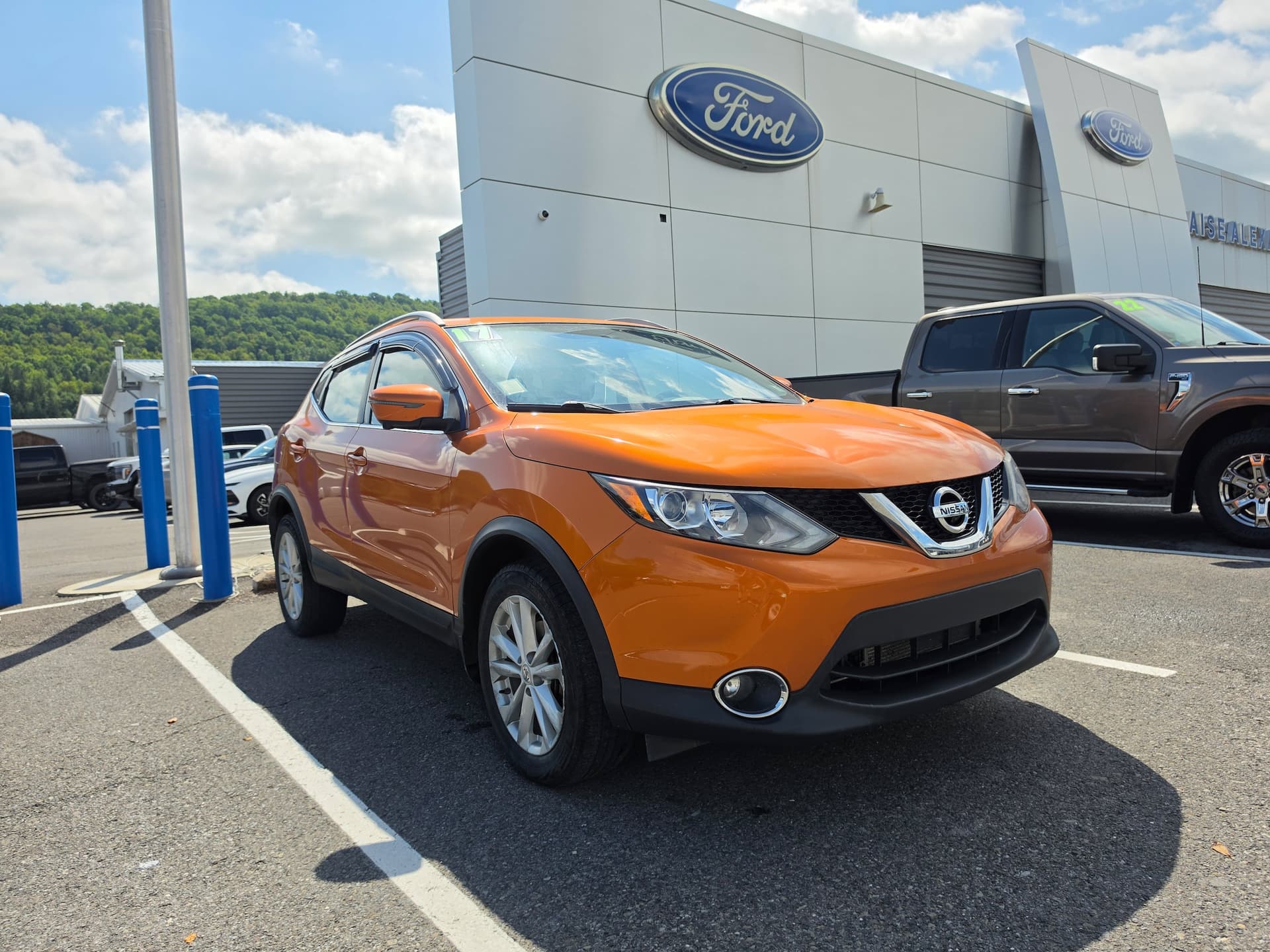 2017 Nissan Rogue Sport SV — photo 1 of 25