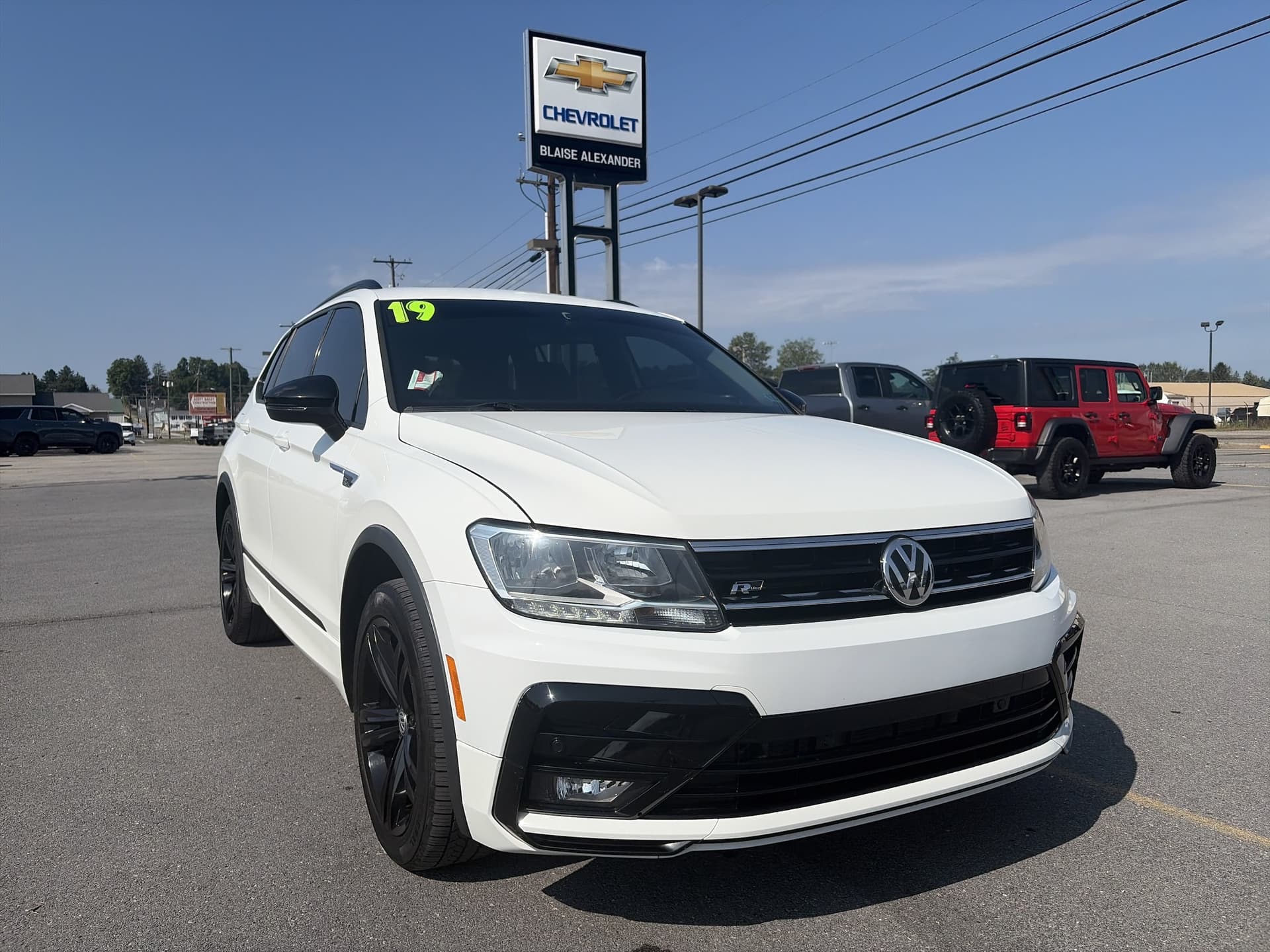 2019 Volkswagen Tiguan SE — photo 1 of 31