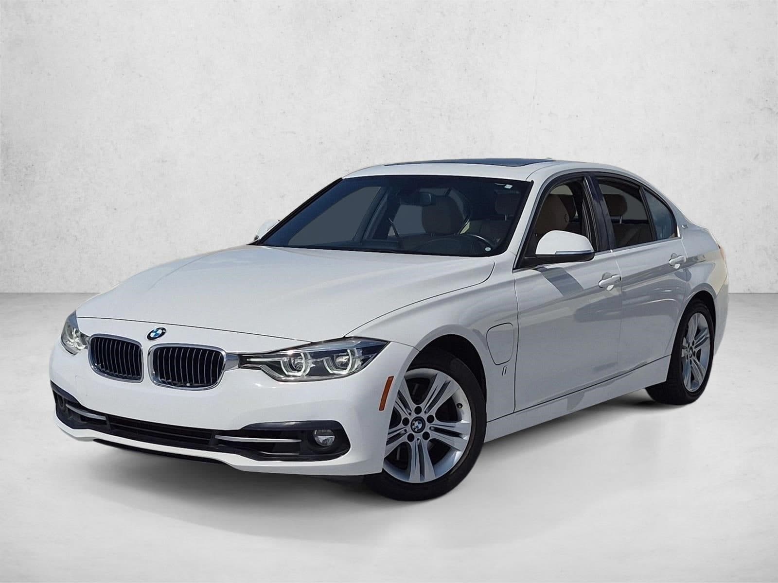 2018 BMW 330e iPerformance — photo 1 of 15