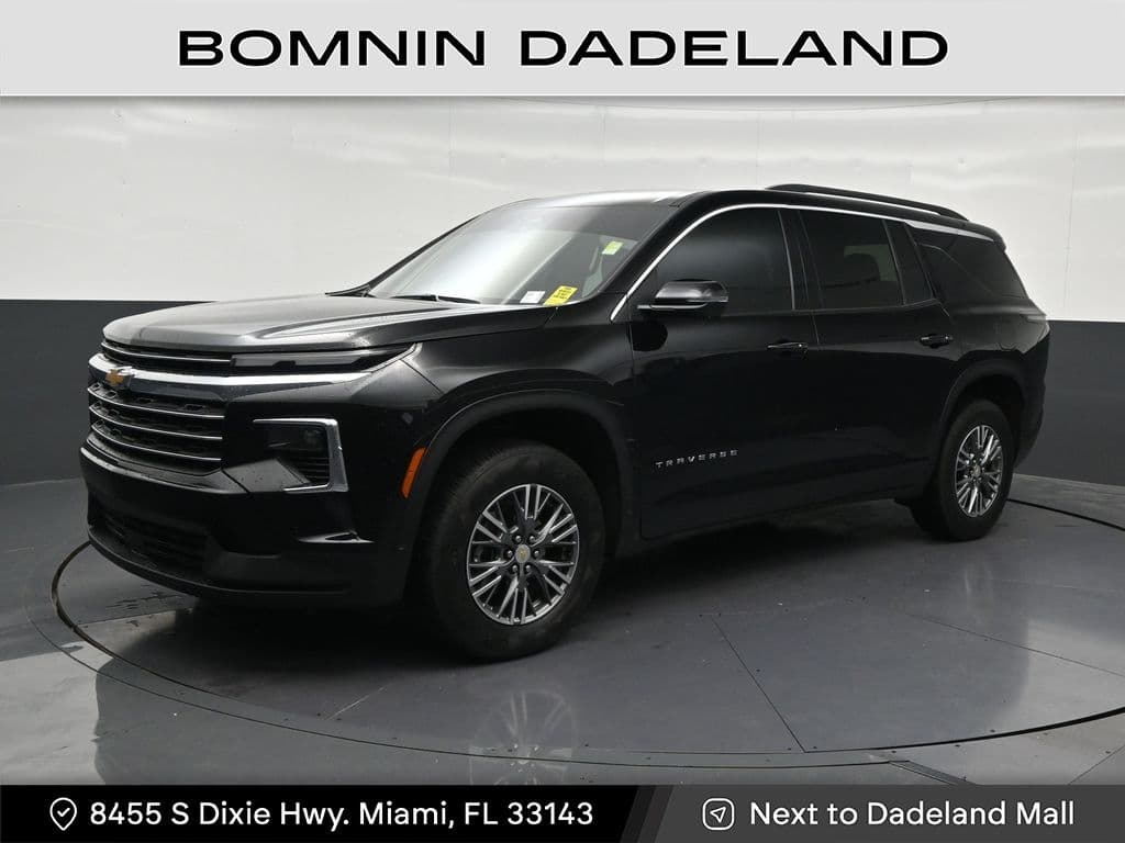 2025 Chevrolet Traverse FWD LT — photo 1 of 38