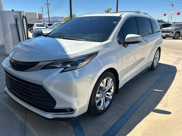 2023 Toyota Sienna Platinum — photo 1 of 11