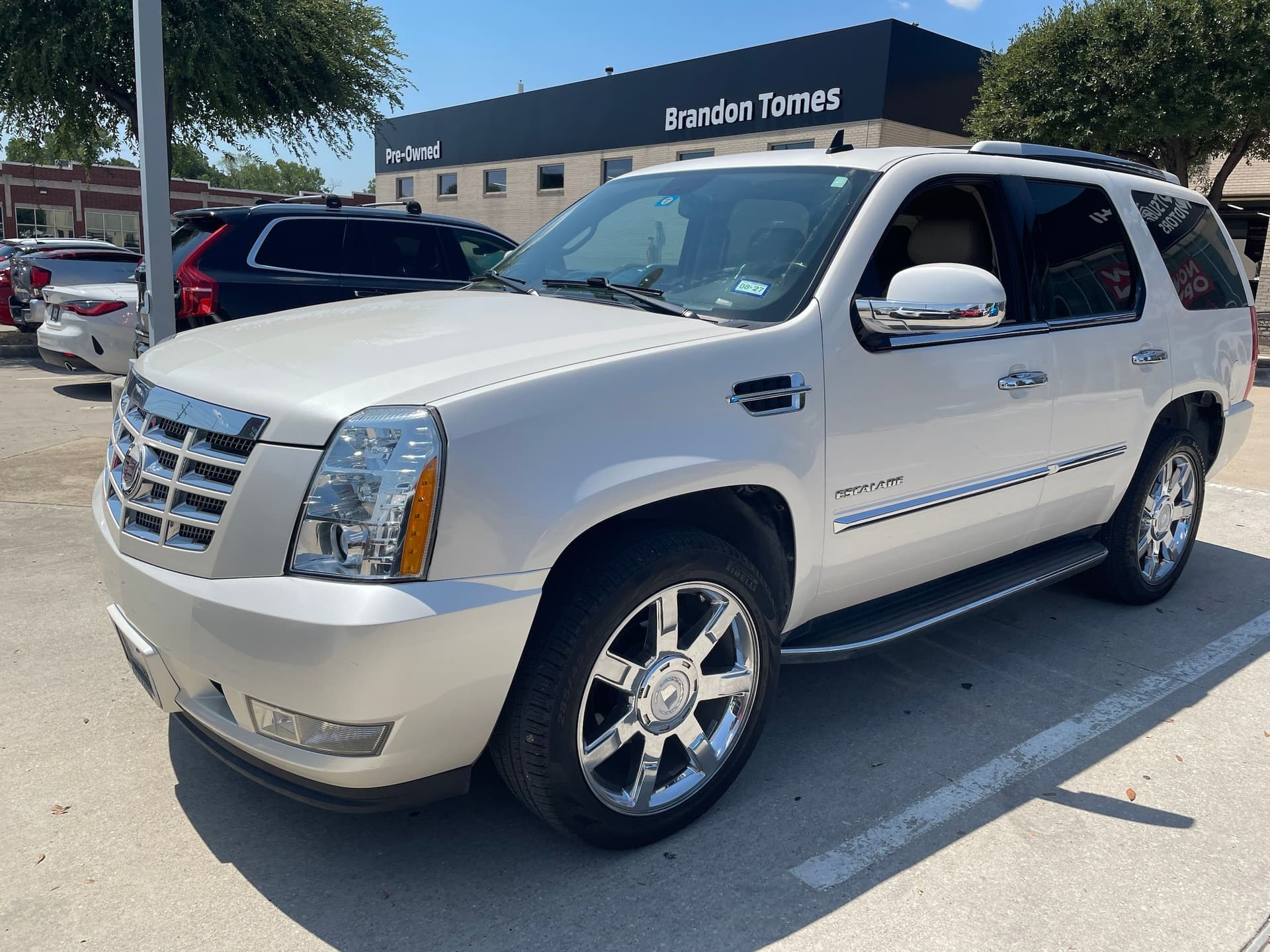 2011 Cadillac Escalade Base — photo 1 of 9