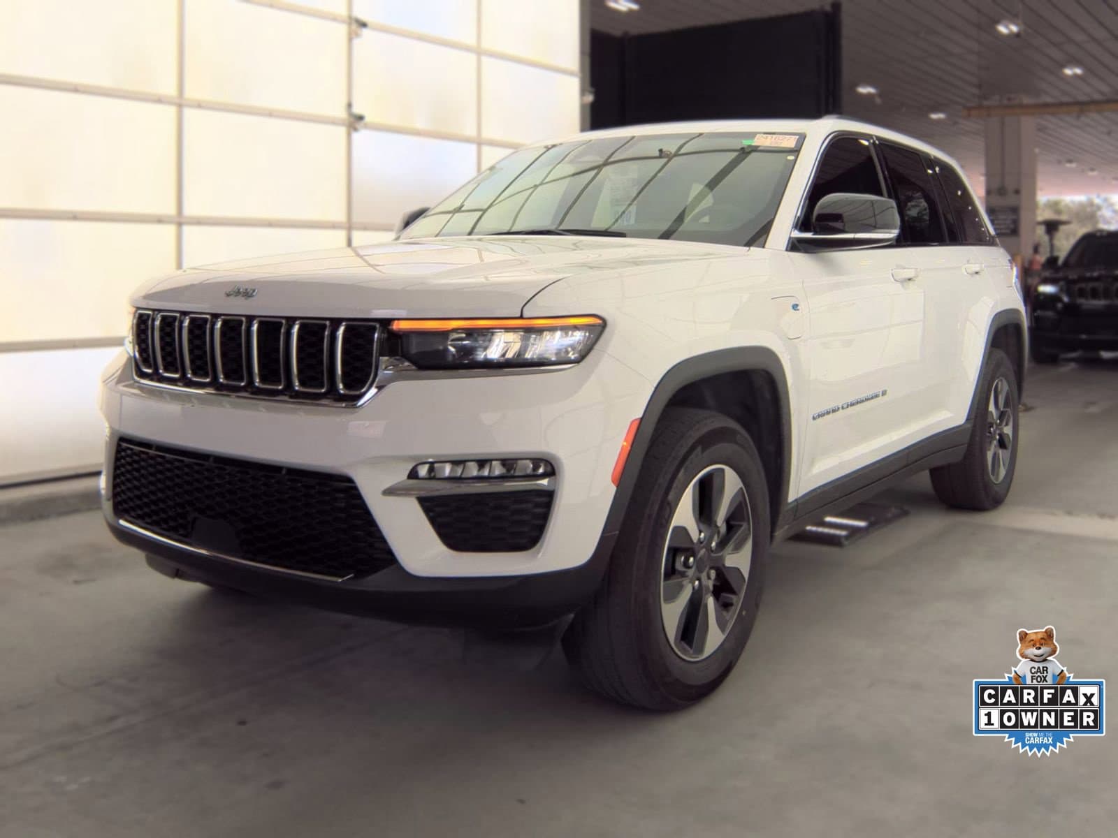 2023 Jeep Grand Cherokee Base — photo 1 of 14