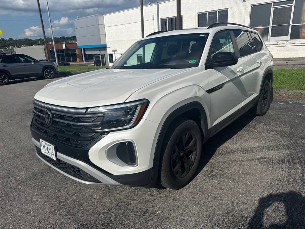 2024 Volkswagen Atlas 2.0T Peak Edition SEL — photo 1 of 12