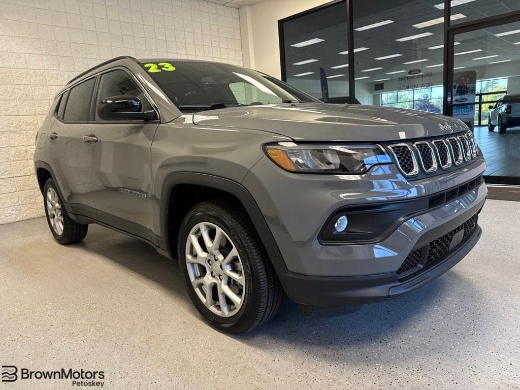 2023 Jeep Compass Latitude Lux — photo 1 of 45