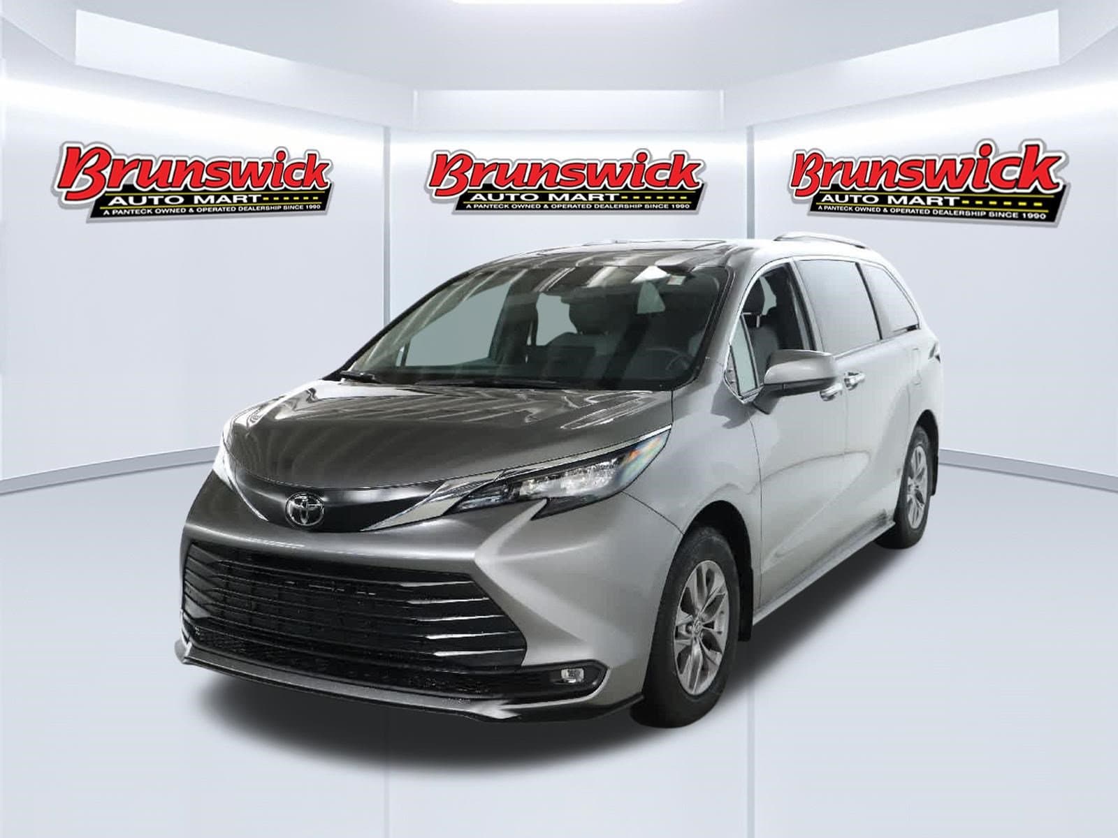 2026 Toyota Sienna XLE — photo 1 of 45