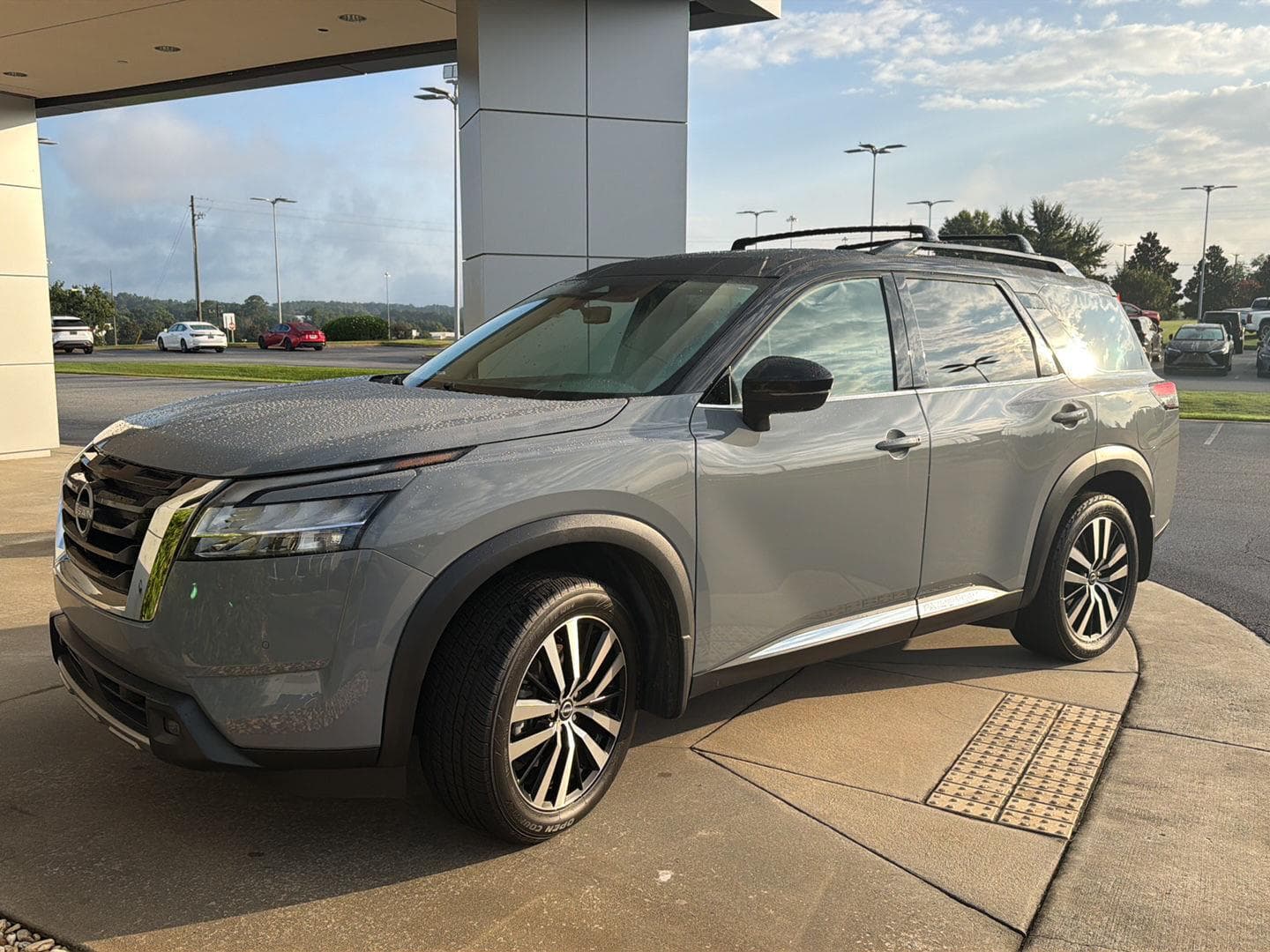 2023 Nissan Pathfinder Platinum — photo 1 of 10