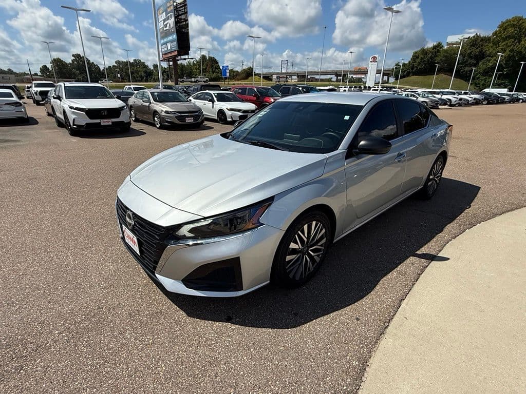 2024 Nissan Altima 2.5 SV — photo 1 of 40