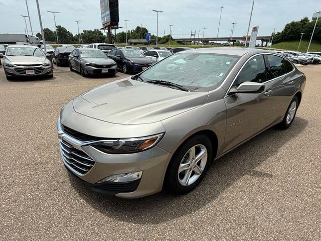 2024 Chevrolet Malibu LT — photo 1 of 40