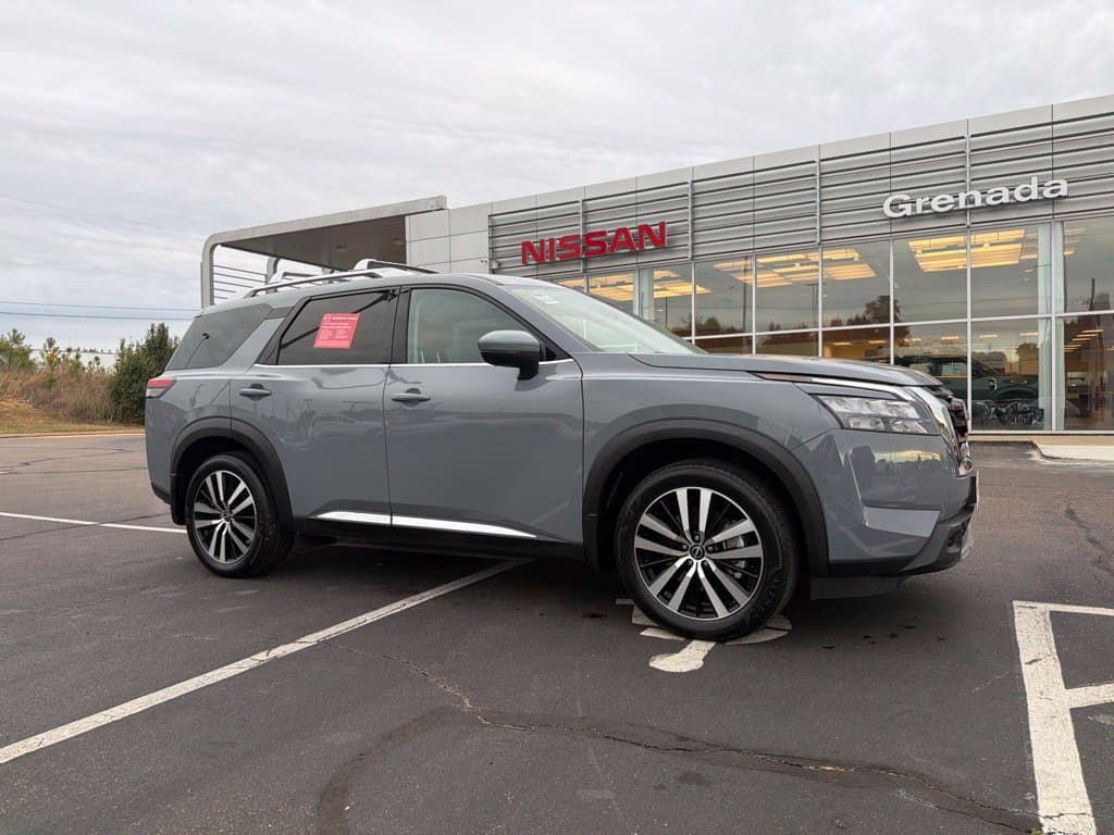 2025 Nissan Pathfinder Platinum — photo 1 of 31