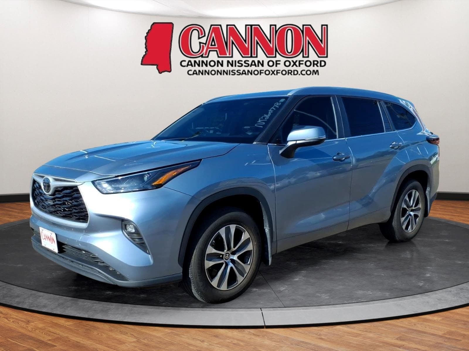 2024 Toyota Highlander LE — photo 1 of 27