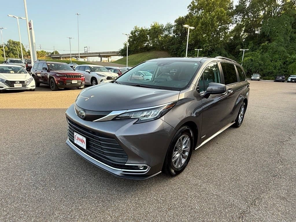 2021 Toyota Sienna XLE — photo 1 of 40