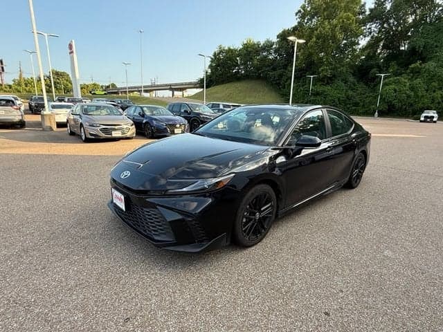 2025 Toyota Camry SE — photo 1 of 40