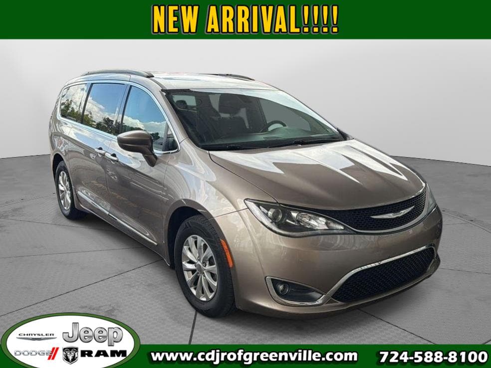 2017 Chrysler Pacifica Touring-L — photo 1 of 4