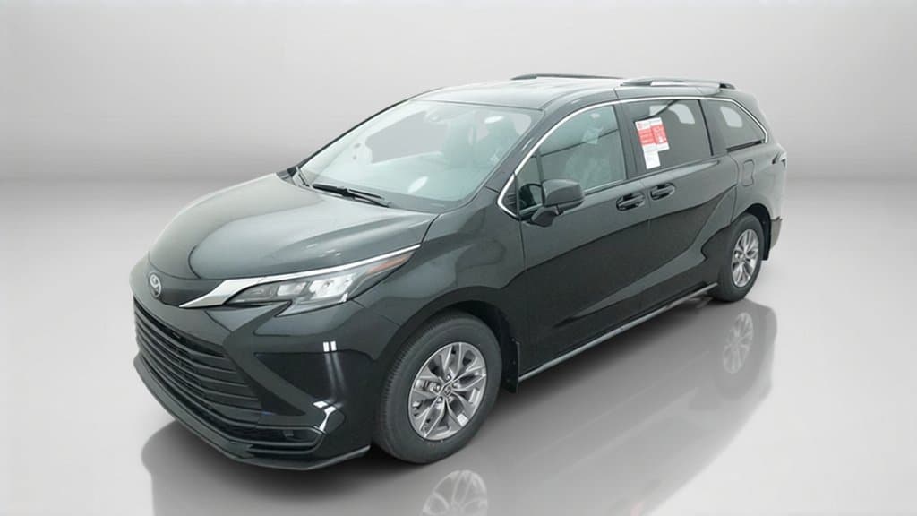 2026 Toyota Sienna LE — photo 1 of 39