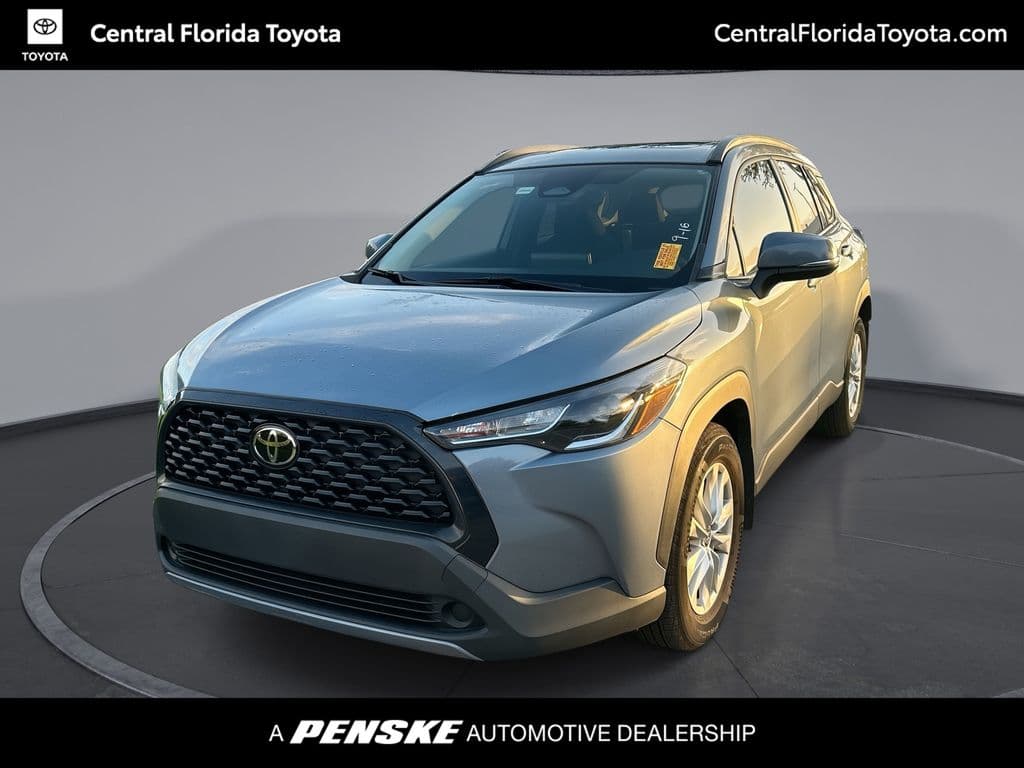 2024 Toyota Corolla Cross LE — photo 1 of 31