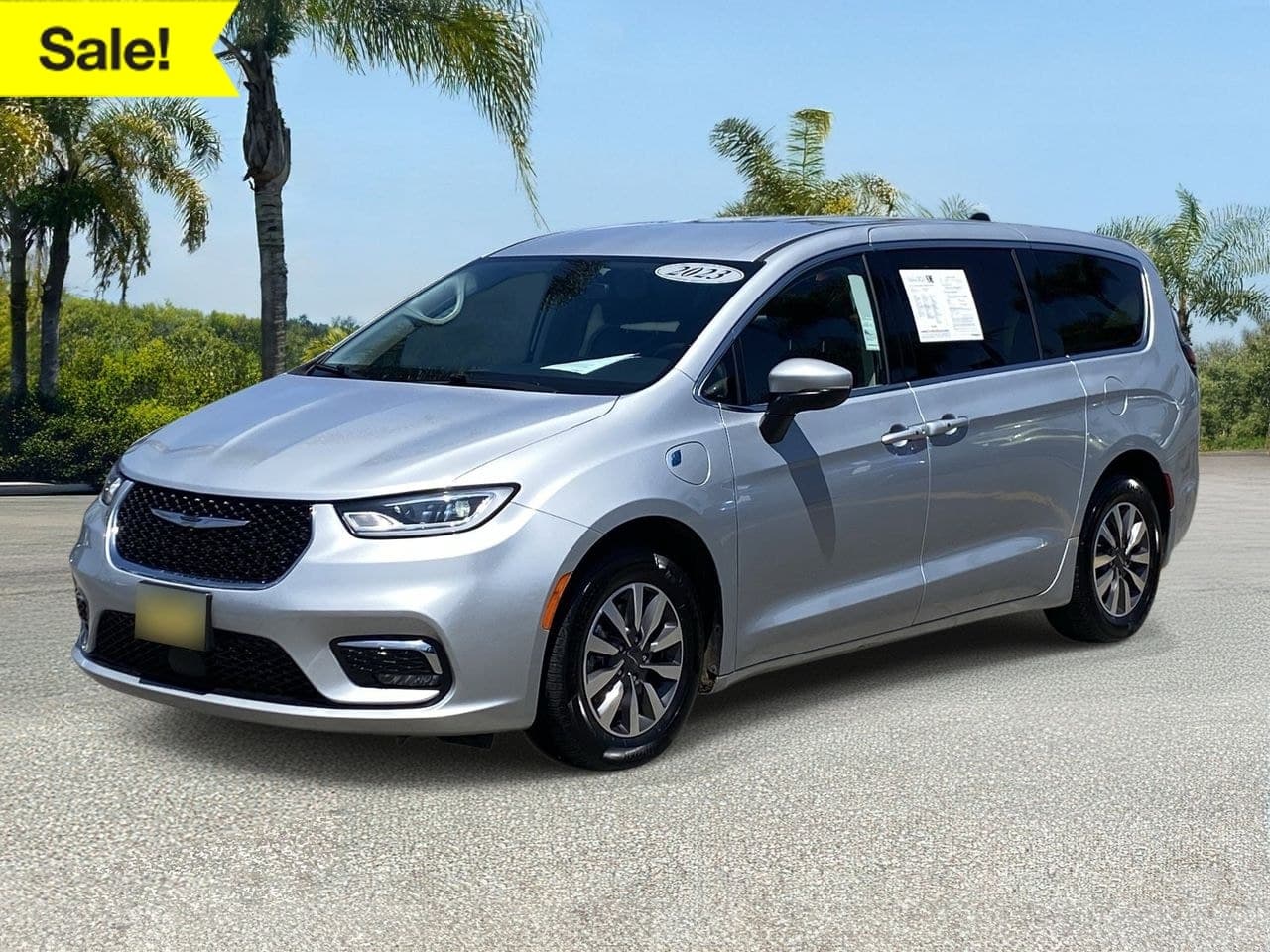 2023 Chrysler Pacifica Plug-In Hybrid Touring L — photo 1 of 37