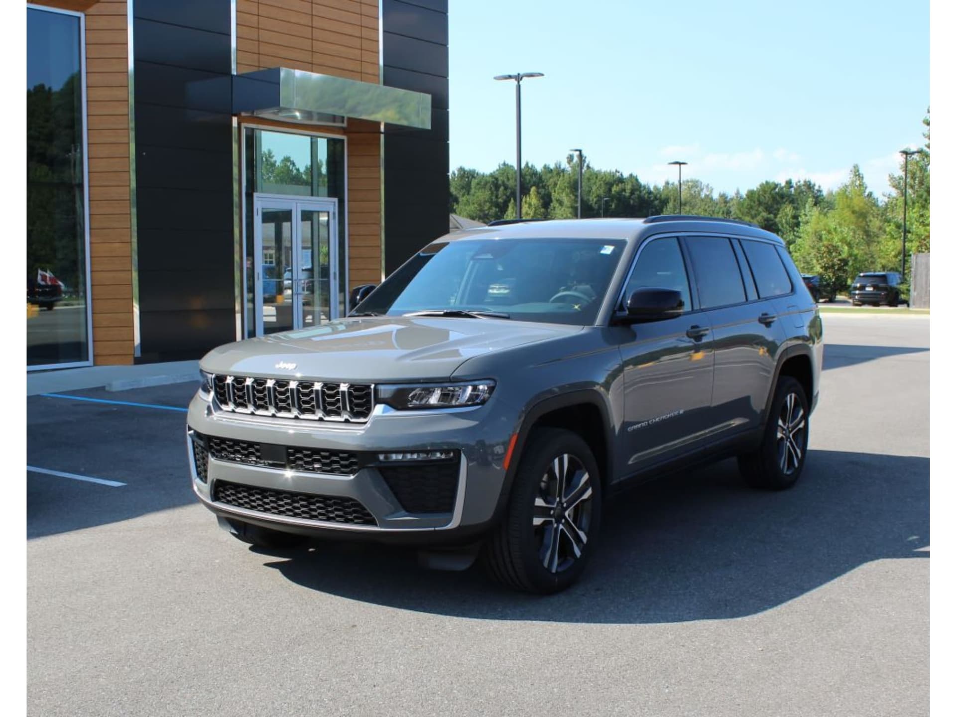 2027 Jeep Grand Cherokee L Limited — photo 1 of 38