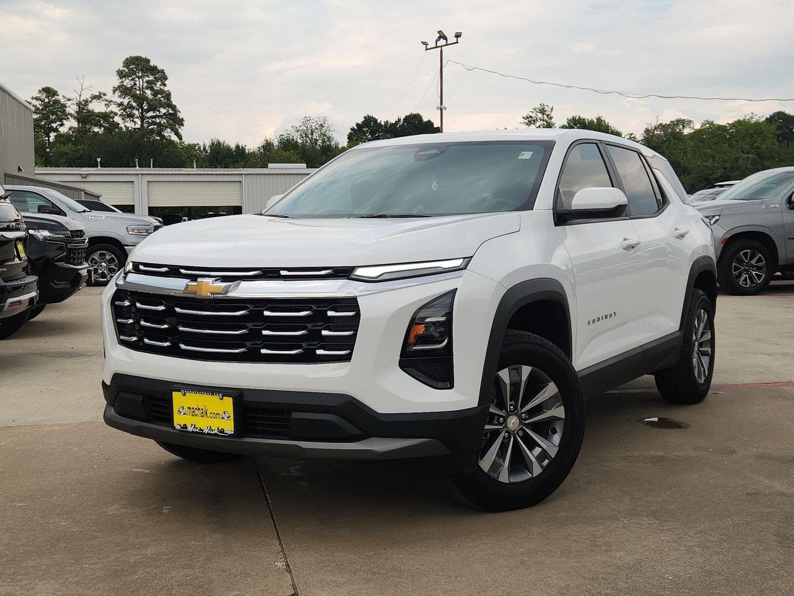 2025 Chevrolet Equinox FWD LT — photo 1 of 33