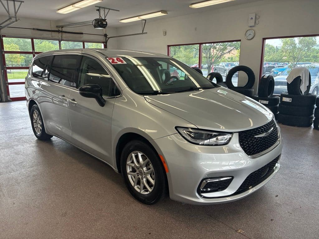 2024 Chrysler Pacifica Touring L — photo 1 of 61