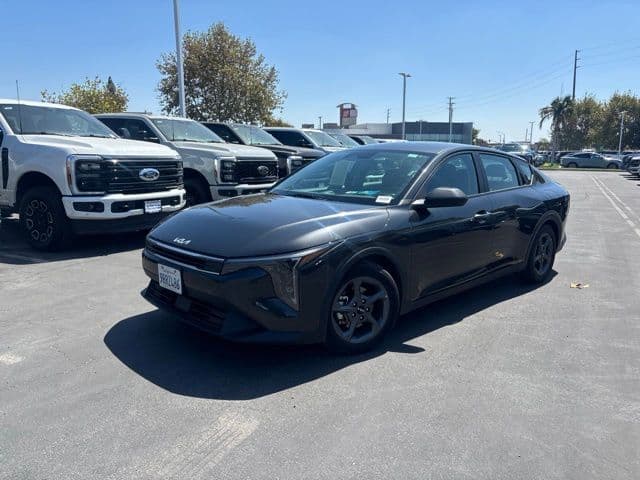 2025 Kia K4 LXS — photo 1 of 10
