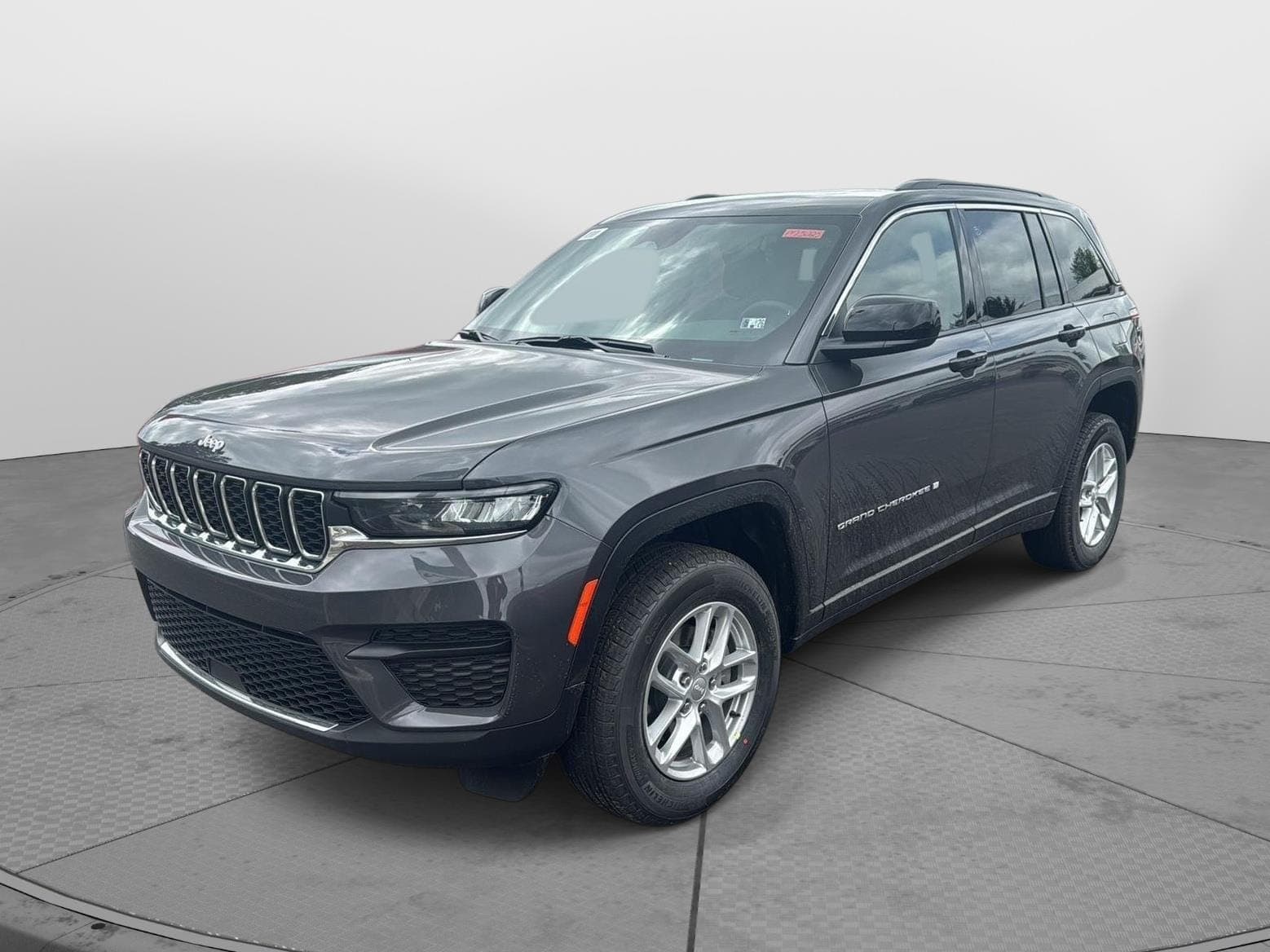 2025 Jeep Grand Cherokee Laredo — photo 1 of 32