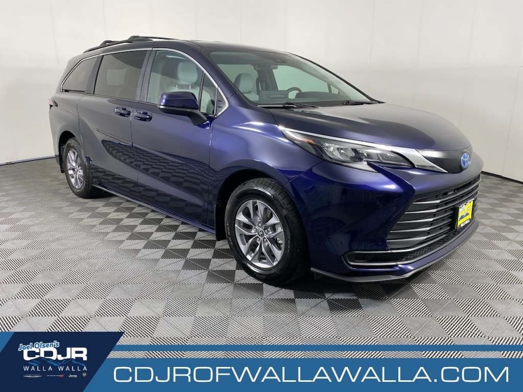 2025 Toyota Sienna LE 8 Passenger — photo 1 of 31