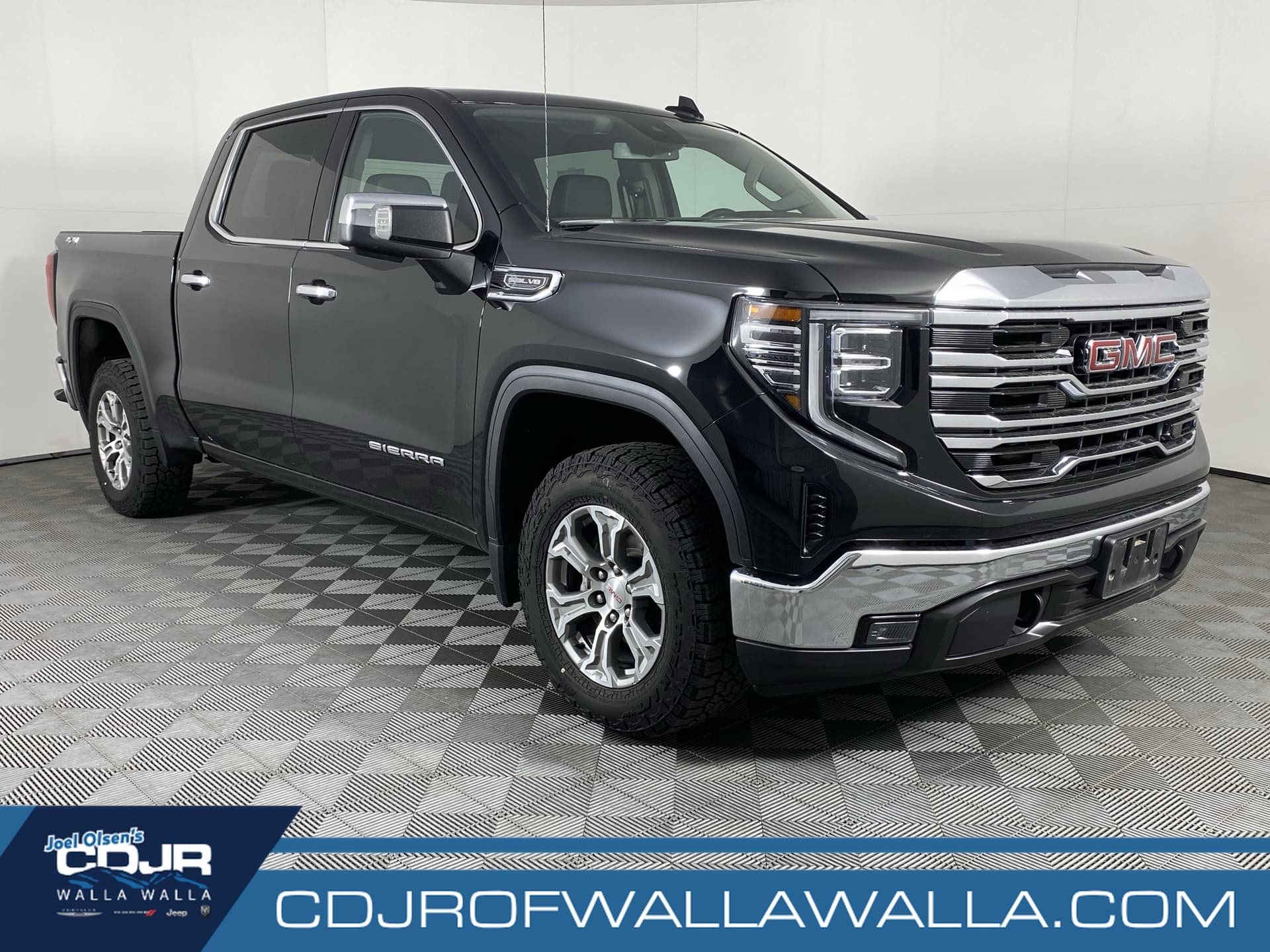 2024 GMC Sierra 1500 SLT — photo 1 of 17