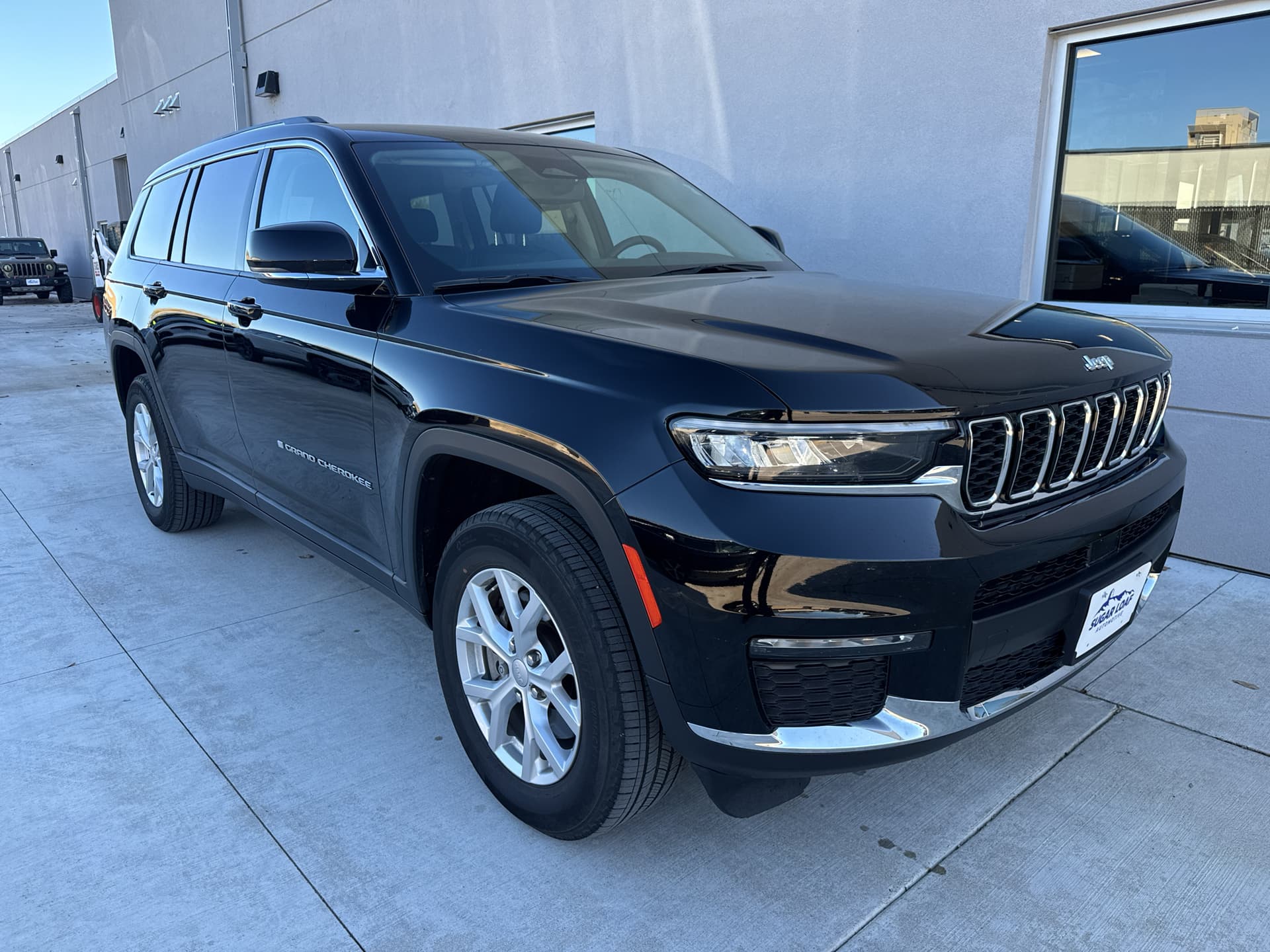 2023 Jeep Grand Cherokee L Limited — photo 1 of 7