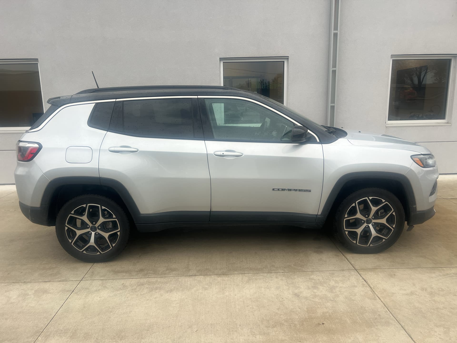 2025 Jeep Compass Limited — photo 1 of 8