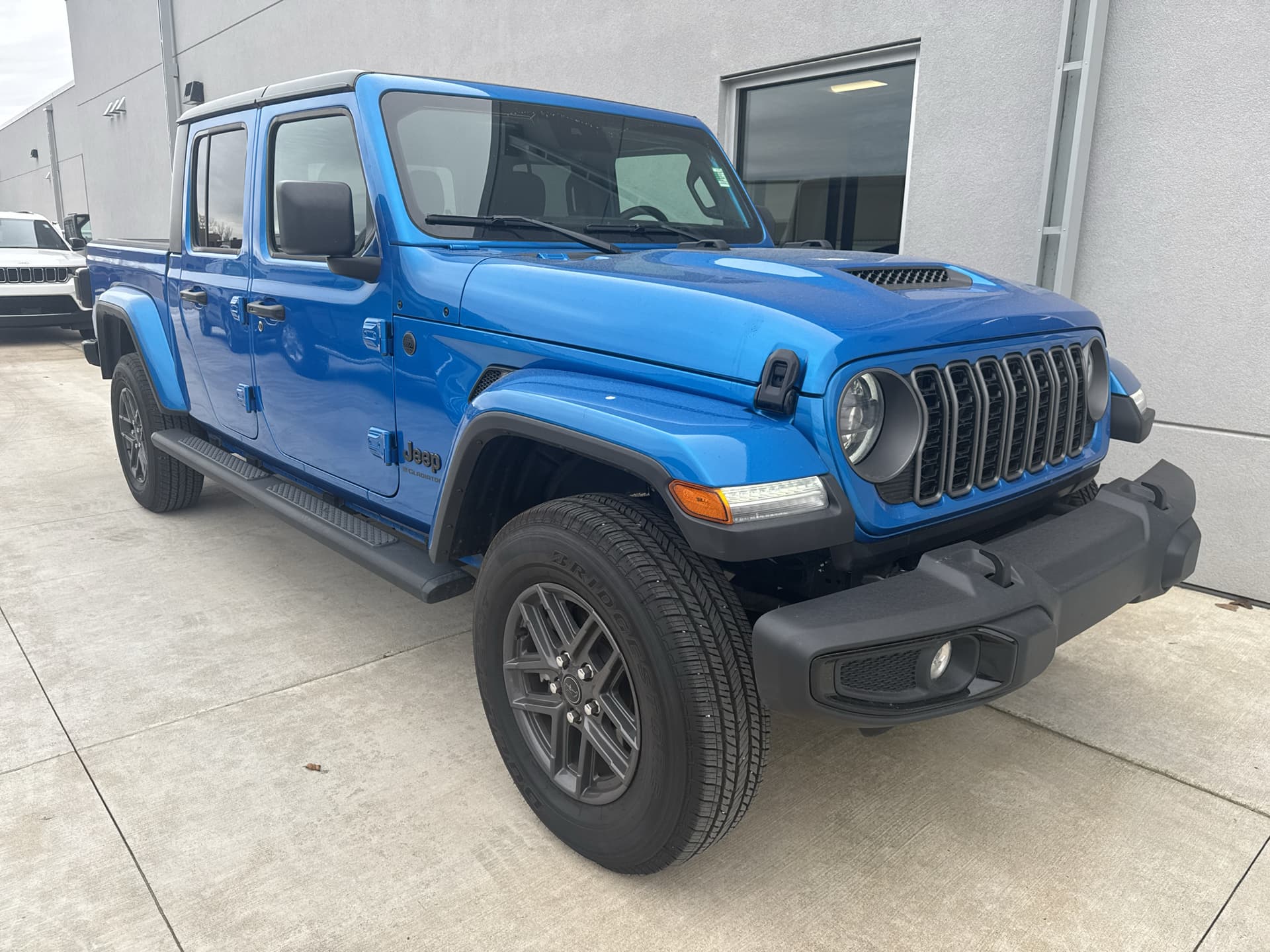 2025 Jeep Gladiator Sport — photo 1 of 36