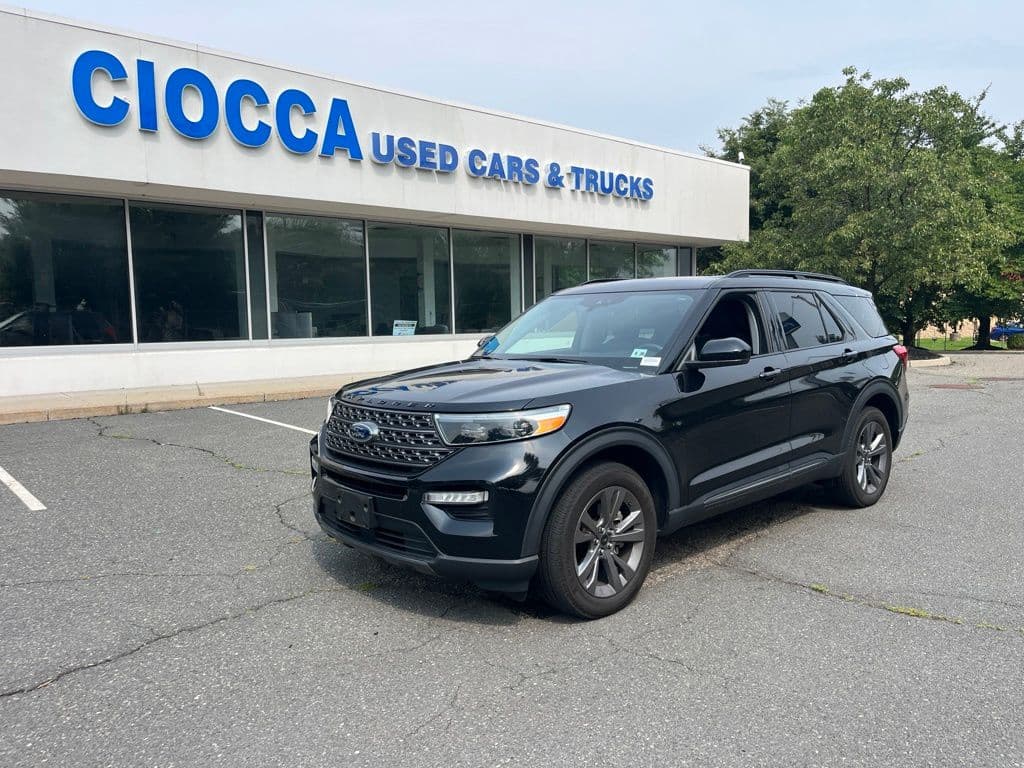 2023 Ford Explorer XLT — photo 1 of 12