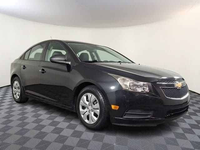 2013 Chevrolet Cruze LS — photo 1 of 30