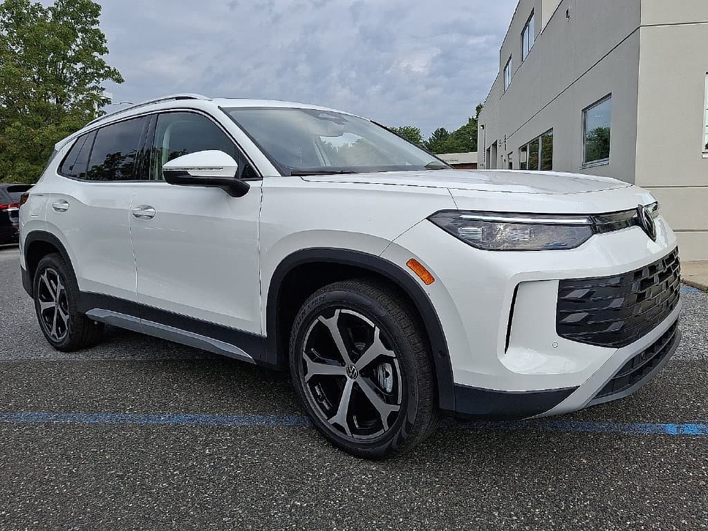 2026 Volkswagen Tiguan SE — photo 1 of 18