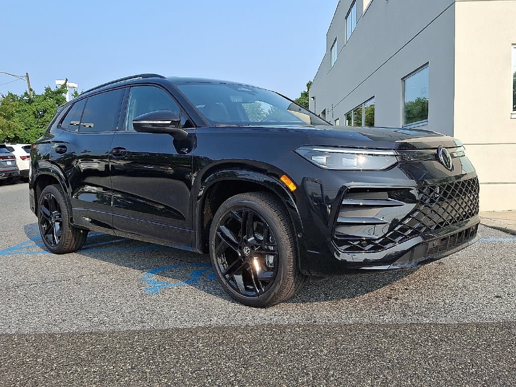 2026 Volkswagen Tiguan SE R-Line Black — photo 1 of 18