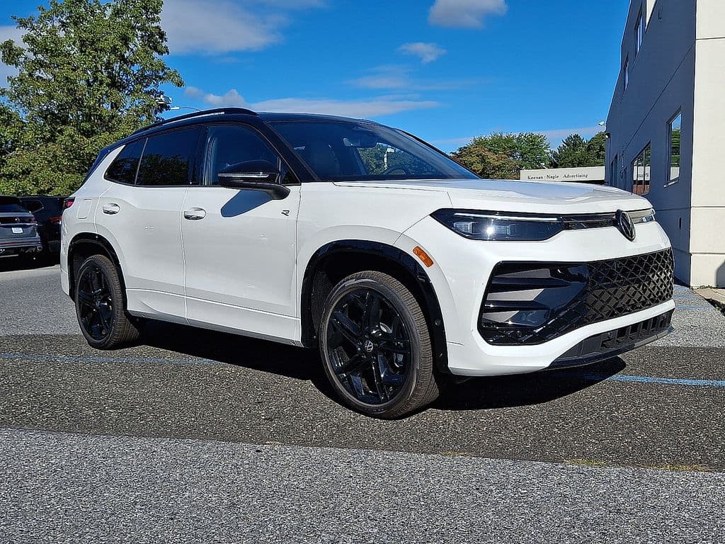 2026 Volkswagen Tiguan SE R-Line Black — photo 1 of 17