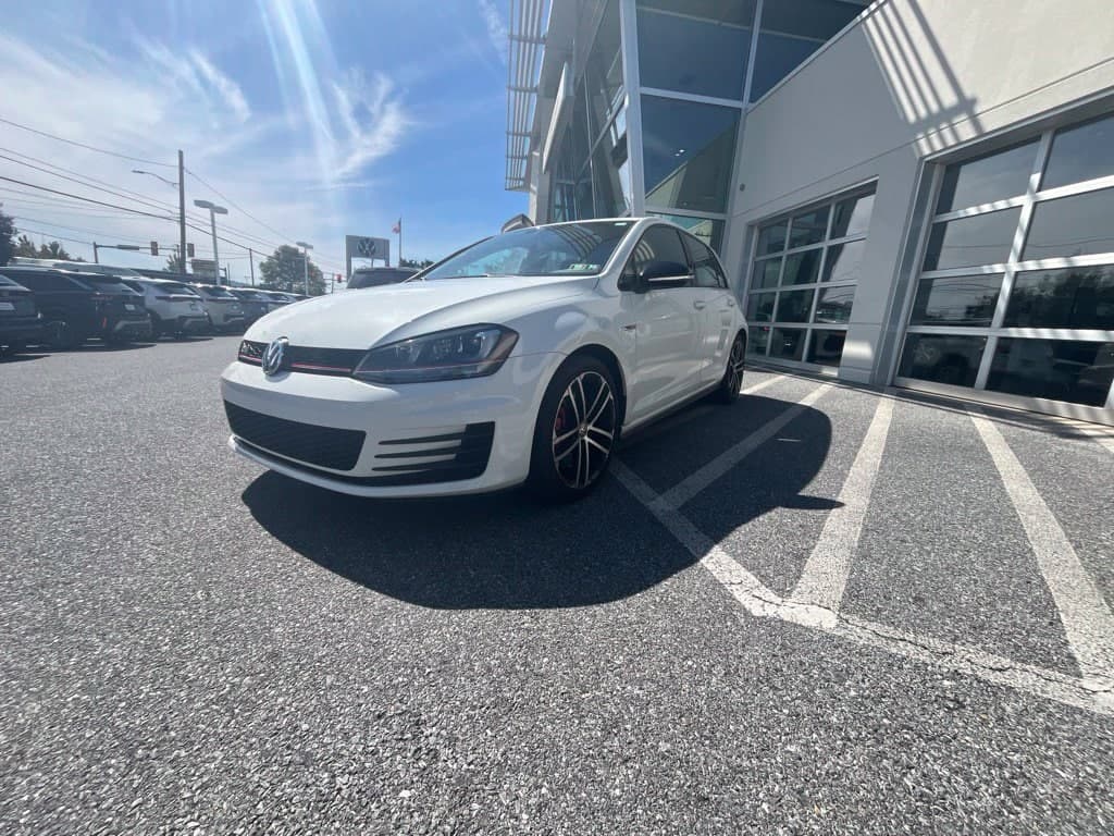 2017 Volkswagen Golf GTI Base — photo 1 of 10