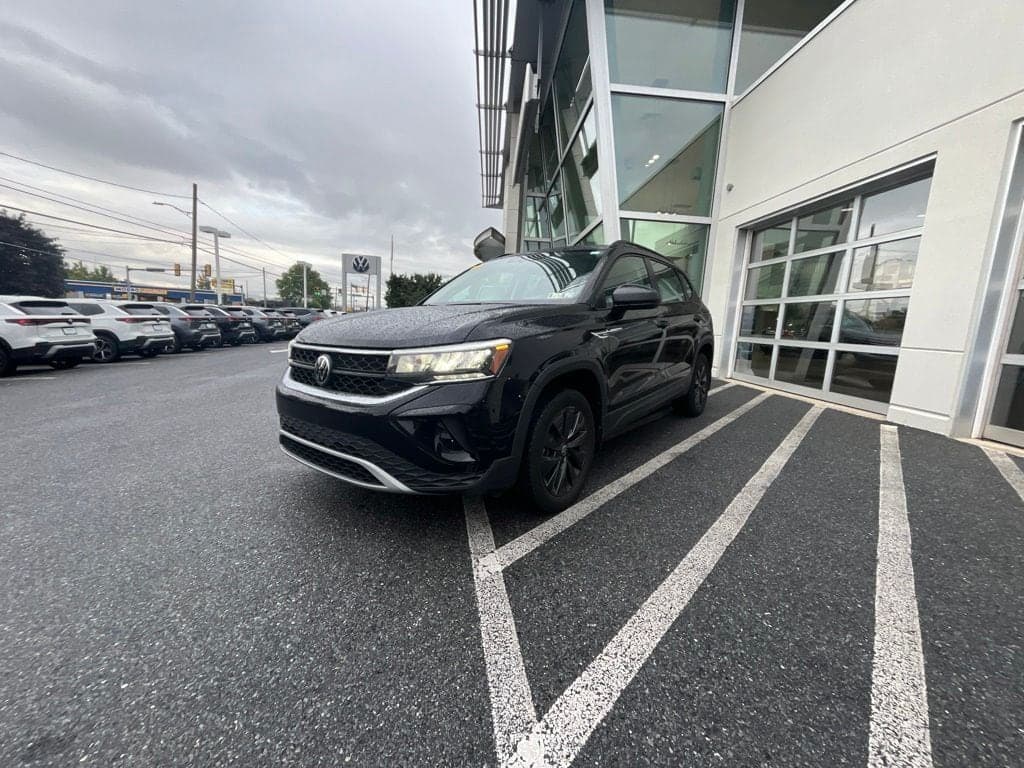 2023 Volkswagen Taos 1.5T S — photo 1 of 10