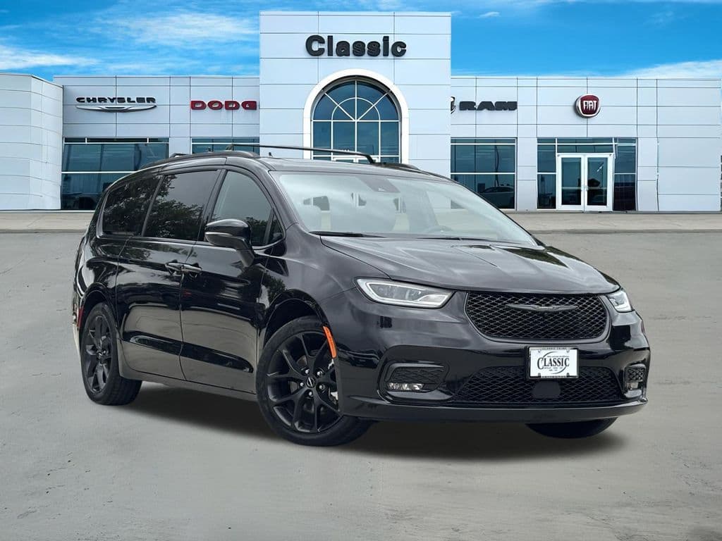 2025 Chrysler Pacifica Limited — photo 1 of 32