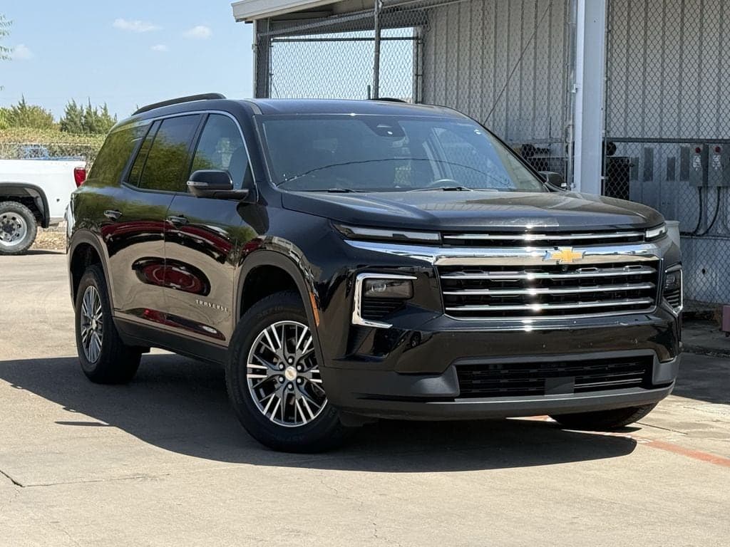 2024 Chevrolet Traverse AWD LT — photo 1 of 32