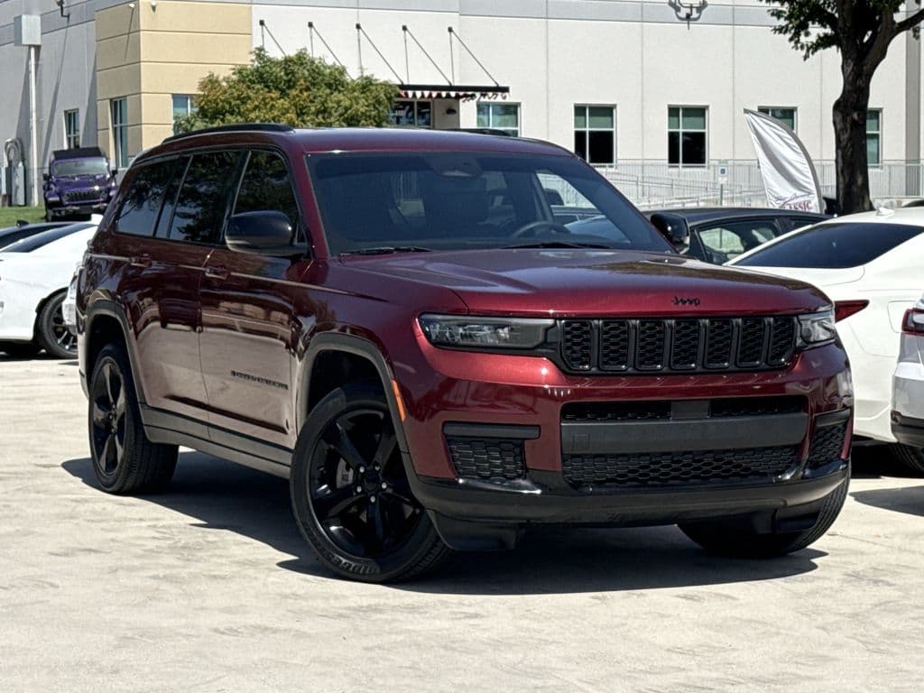 2023 Jeep Grand Cherokee Altitude — photo 1 of 32