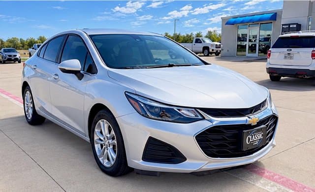 2019 Chevrolet Cruze LT — photo 1 of 15