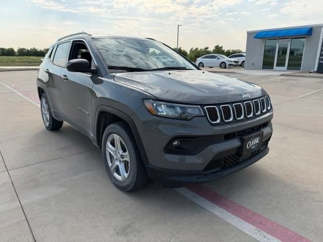 2023 Jeep Compass Latitude — photo 1 of 13